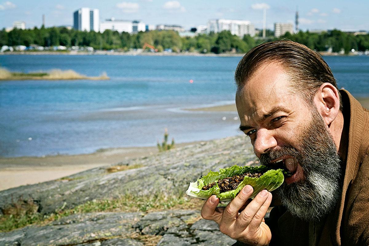 Mies kamelinkarvatakissa ja juhannuksen sirkkasnacks. Johannes Kastajana Teemu Potapoff.